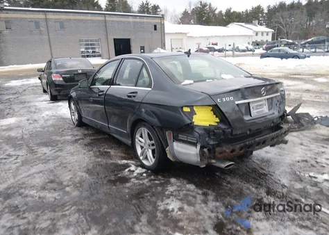 2013 Mercedes-Benz C 300 Sport 4Matic z USA, uszkodzony, nr VIN WDDGF8AB7DG076961